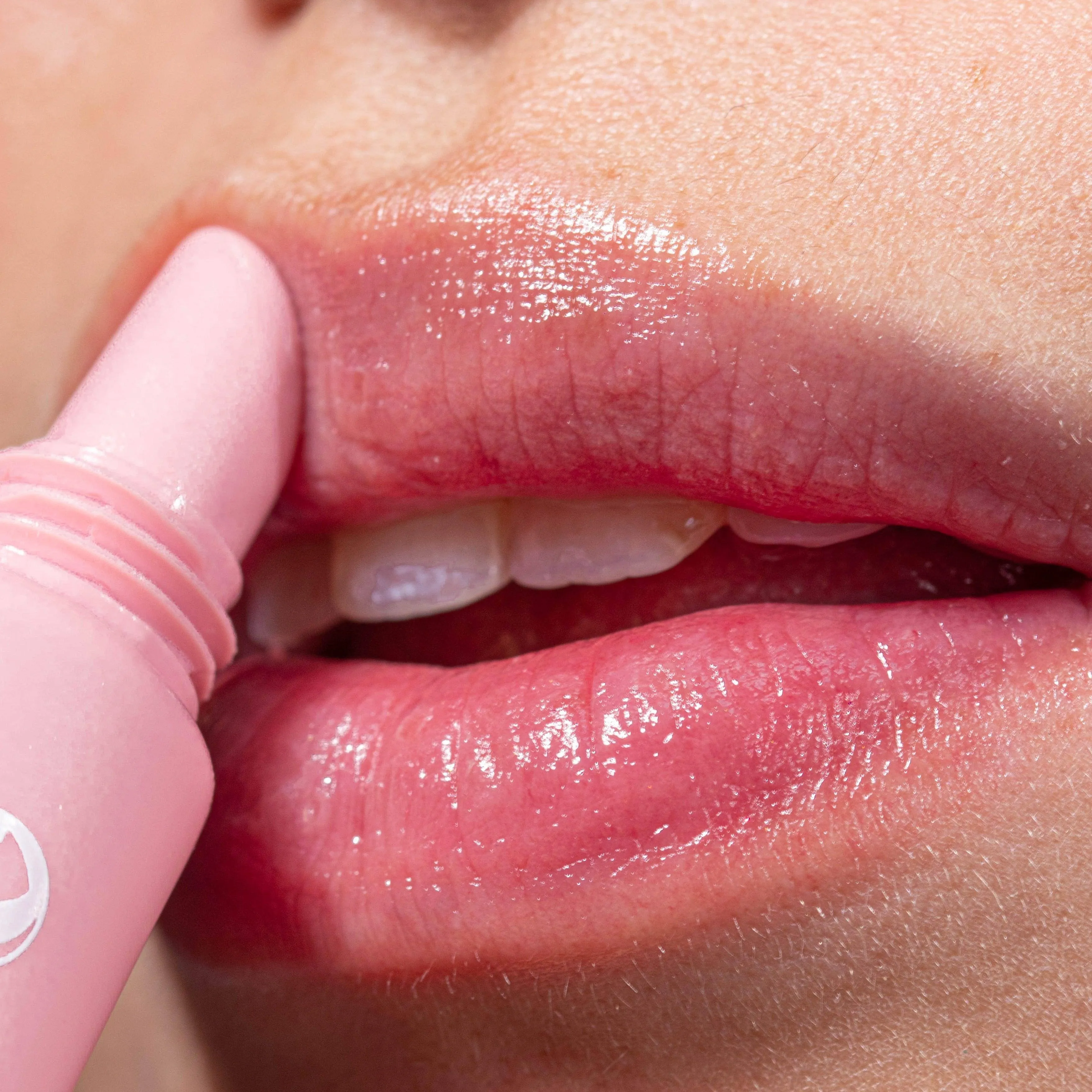 hydraluron ™  volumising lip treatment