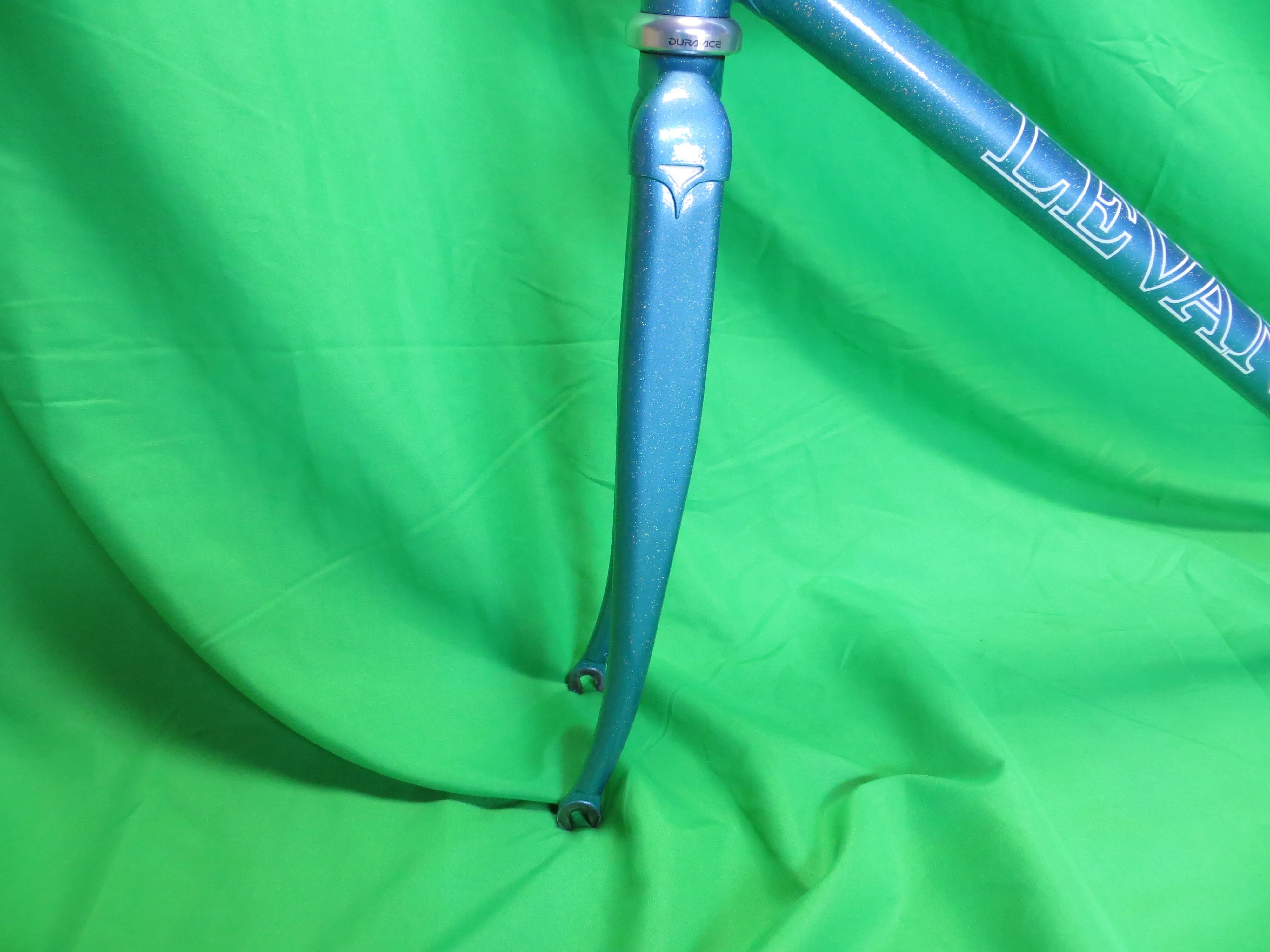LEVANT Columbus Max Fork // Light Blue with Rainbow Flake // 52cm