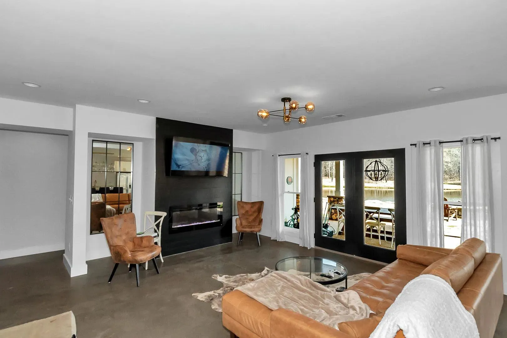 Lovely Family Residence (2,230 sq ft Total Living Area)